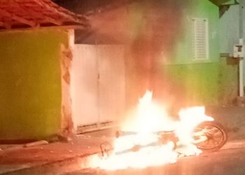 Motocicleta pega fogo em Campestre