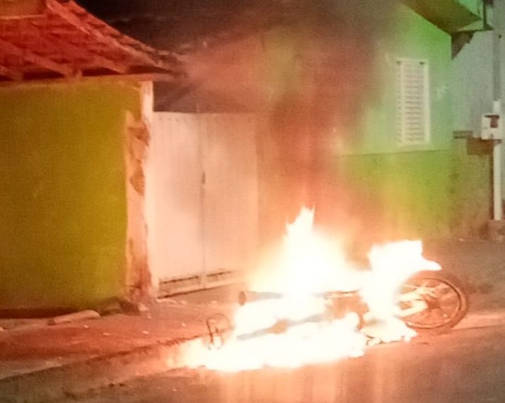 Motocicleta pega fogo em Campestre