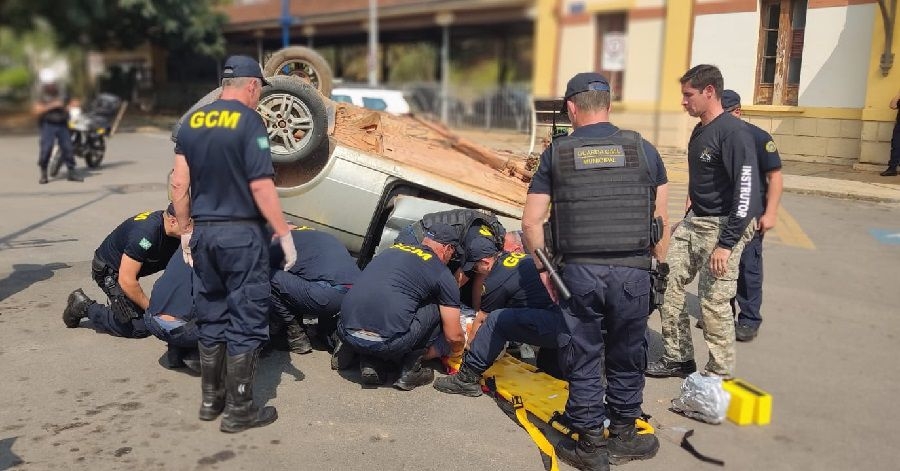 Simulação feita pela Guarda Civil chama a atenção dos moradores de Poços