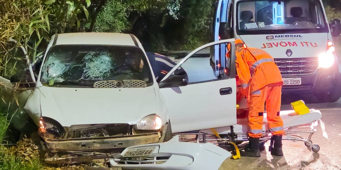 Duas pessoas ficam feridas em acidente na zona leste de Poços