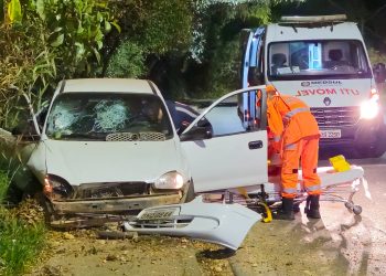 Duas pessoas ficam feridas em acidente na zona leste de Poços