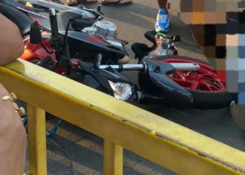 Motociclista fica ferido após sofrer acidente no centro de Poços de Caldas