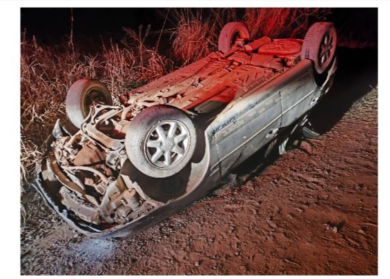 Homem embriagado capota o carro com duas crianças em Andradas