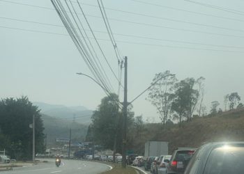 Condutores enfrentam lentidão no trânsito próximo a Saturnino de Brito em Poços de Caldas