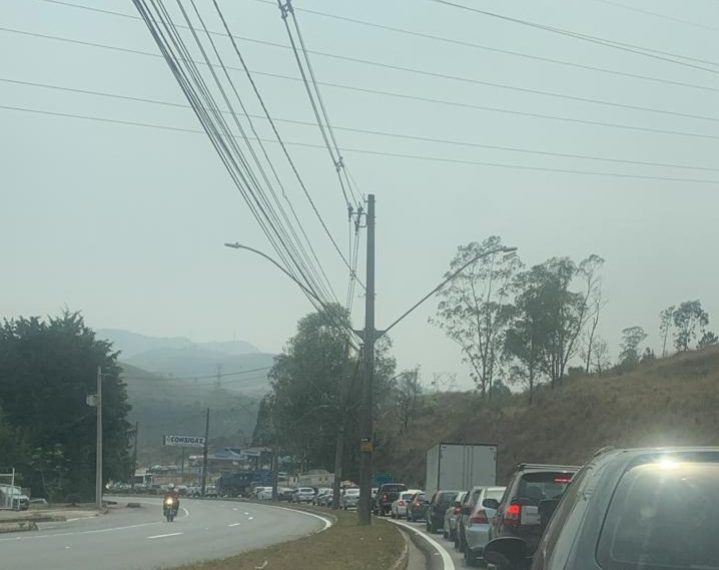 Condutores enfrentam lentidão no trânsito próximo a Saturnino de Brito em Poços de Caldas