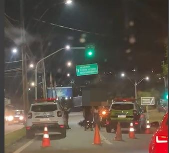 Colisão entre carro e motocicleta é registrada em Poços