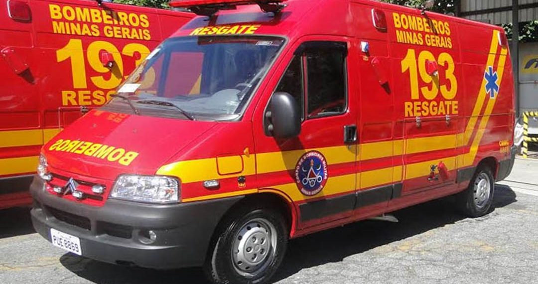 Colisão entre caminhão e carro deixa duas mulheres feridas em Poços