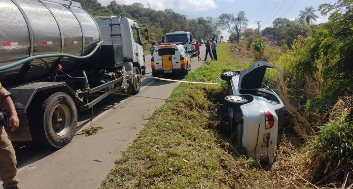 Colisão entre caminhão e carro deixa duas mulheres feridas em Poços