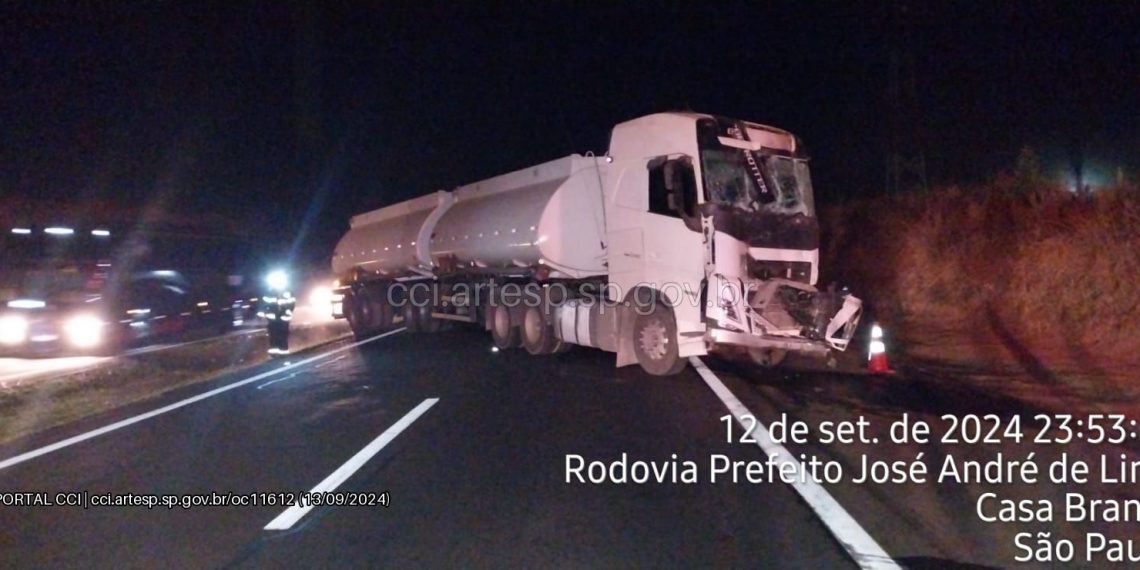 Colisão entre caminhões deixa duas pessoas feridas em Casa Branca