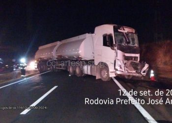 Colisão entre caminhões deixa duas pessoas feridas em Casa Branca