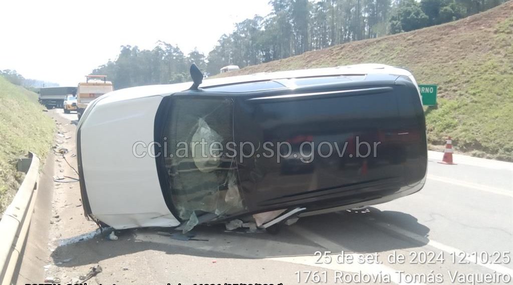 Colisão entre carro e caminhão é registrada em São João da Boa Vista