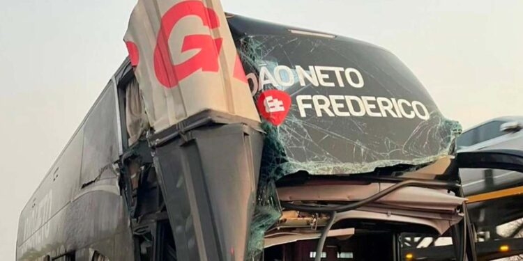 Ônibus da dupla João Neto e Frederico sofre acidente em Minas Gerais