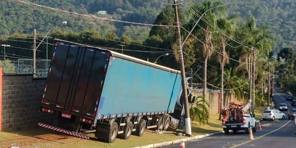 Caminhão atinge poste de energia elétrica na zona oeste de Poços de Caldas