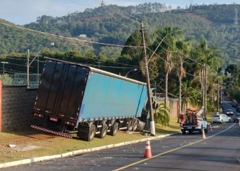 Caminhão atinge poste de energia elétrica na zona oeste de Poços de Caldas