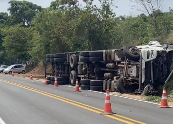 Motorista perde controle de carreta e veículo tomba na Rodovia MG-455