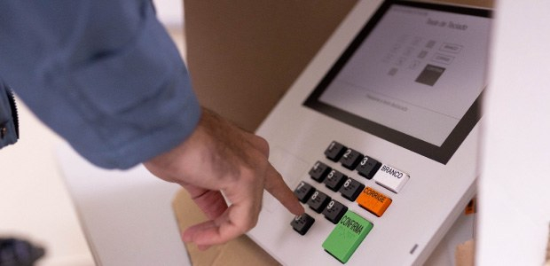 Duas urnas são substituídas em Poços de Caldas