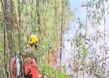 VÍDEO: Bombeiros seguem no combate ao incêndio iniciado nesta segunda (09) em Poços