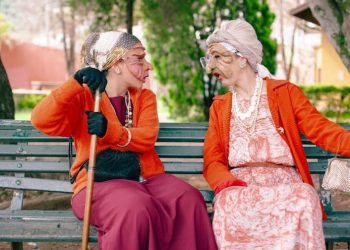 “Idosas carismáticas” levam debate sobre alimentação e artes para escolas públicas de Poços