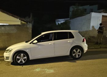 Adolescente flagrado com carro roubado é apreendido após fugir de abordagem e atirar contra PM em Poços 