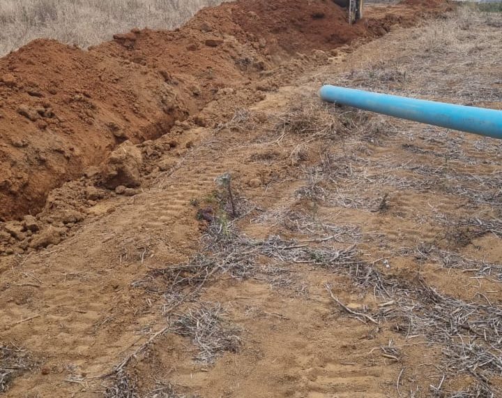 DMAE instala 700 metros de redes de água para captar água de açude em Poços