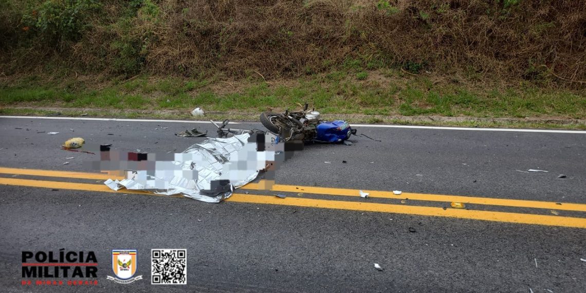 Motociclista invade contramão, bate em caminhão e morre “na hora”