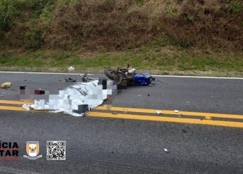 Motociclista invade contramão, bate em caminhão e morre “na hora”