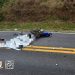 Motociclista invade contramão, bate em caminhão e morre “na hora”