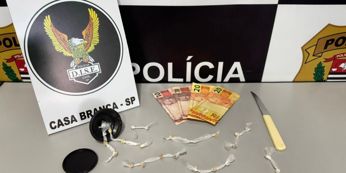 Polícia Civil acha 30 pedras de crack escondidas em um galão de água