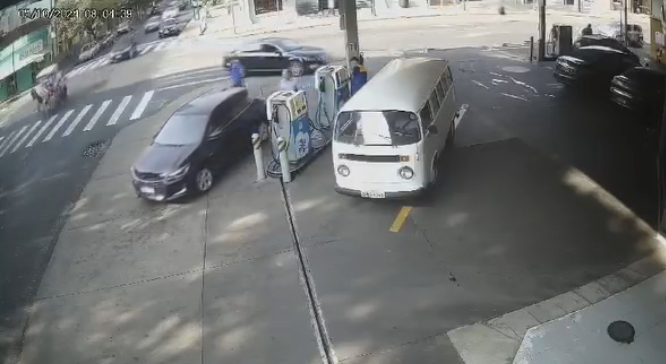 Vídeo | Acidente entre charrete e moto é registrado em Poços de Caldas