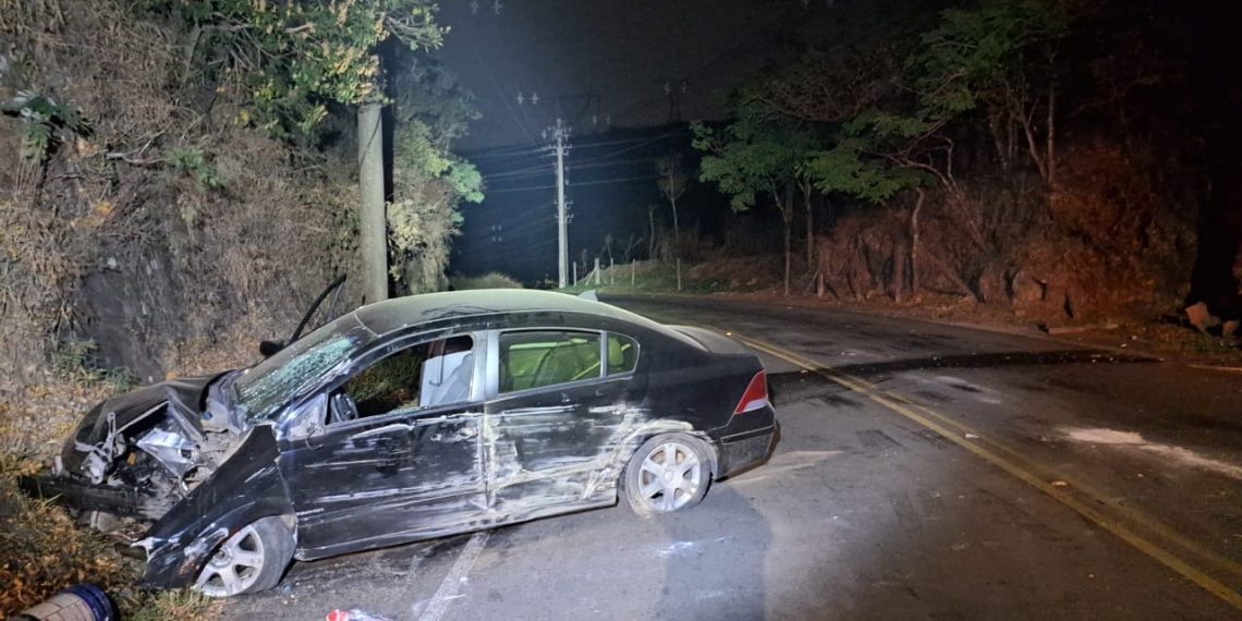 Motorista com sinais de embriaguez fica ferido após bater carro contra paredão de pedra em Poços de Caldas