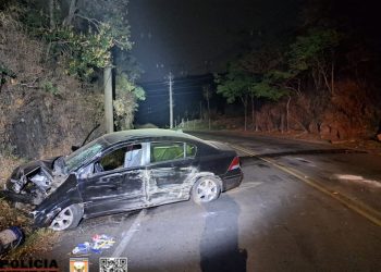 Motorista com sinais de embriaguez fica ferido após bater carro contra paredão de pedra em Poços de Caldas