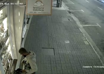 VÍDEO| Homem se benze antes de furtar loja de artigos religiosos em Poços de Caldas