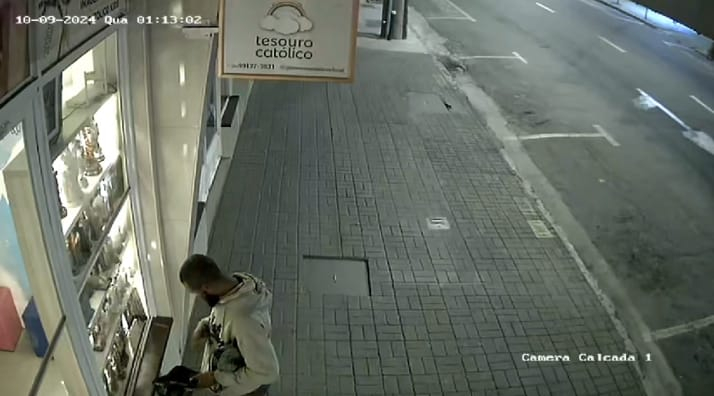 VÍDEO| Homem se benze antes de furtar loja de artigos religiosos em Poços de Caldas