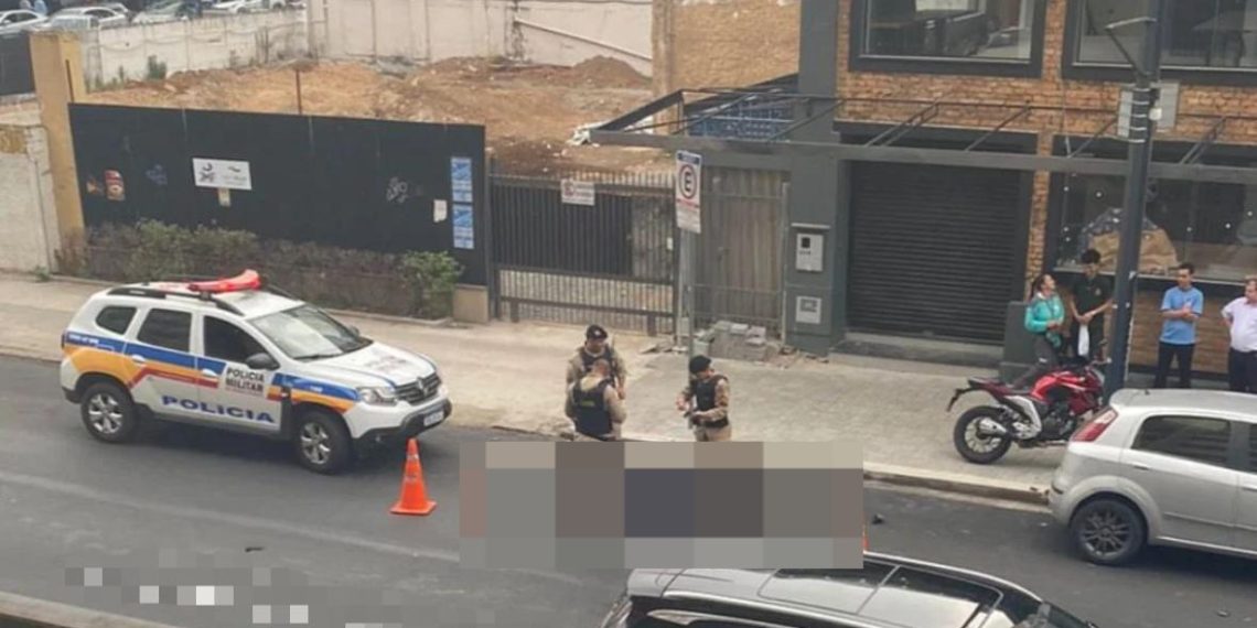 Motociclista fica ferida após colisão com carro no centro de Poços de Caldas