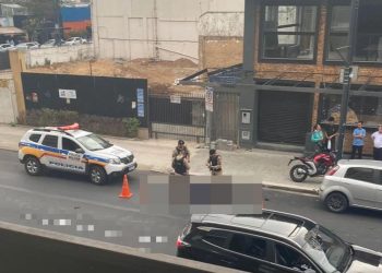 Motociclista fica ferida após colisão com carro no centro de Poços de Caldas