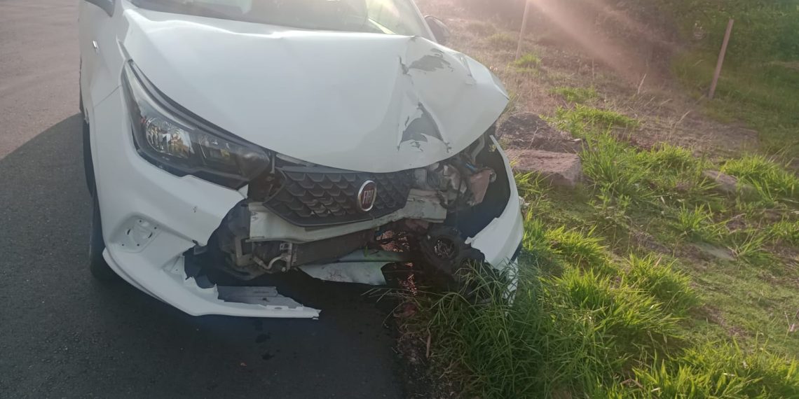 Carro batido é encontrado abandonado na zona sul de Poços de Caldas