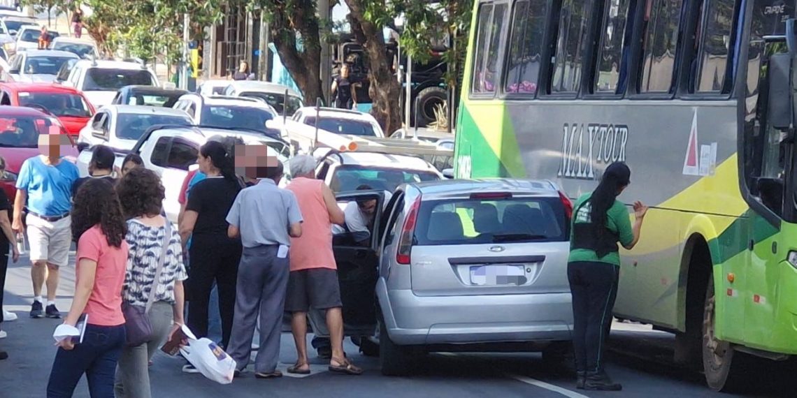 Mulher sofre crise convulsiva e causa acidente no centro de Poços de Caldas