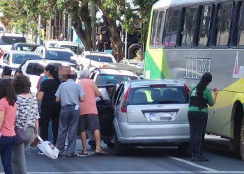 Mulher sofre crise convulsiva e causa acidente no centro de Poços de Caldas