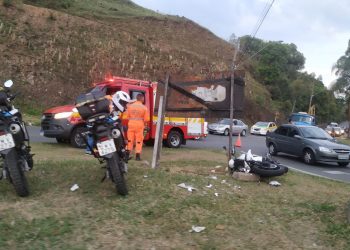 Motociclista fica ferido em novo acidente no trevo da Edmundo Cardillo em Poços