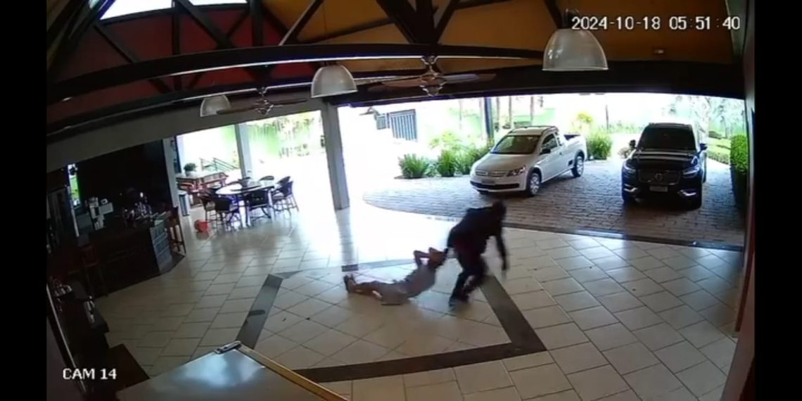 Vídeo: Mulher é agredida e arrastada pelo cabelo durante tentativa de roubo