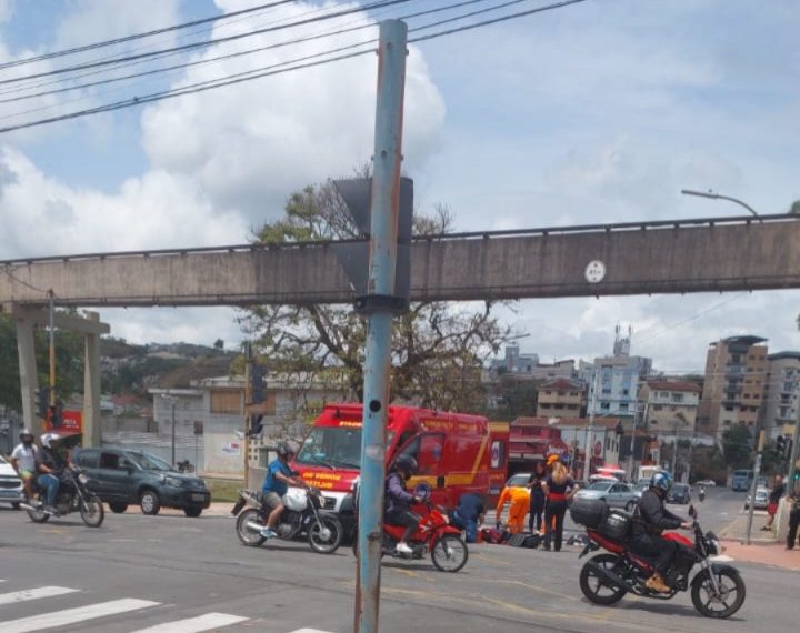 Acidente de trânsito deixa uma pessoa ferida na Av João Pinheiro