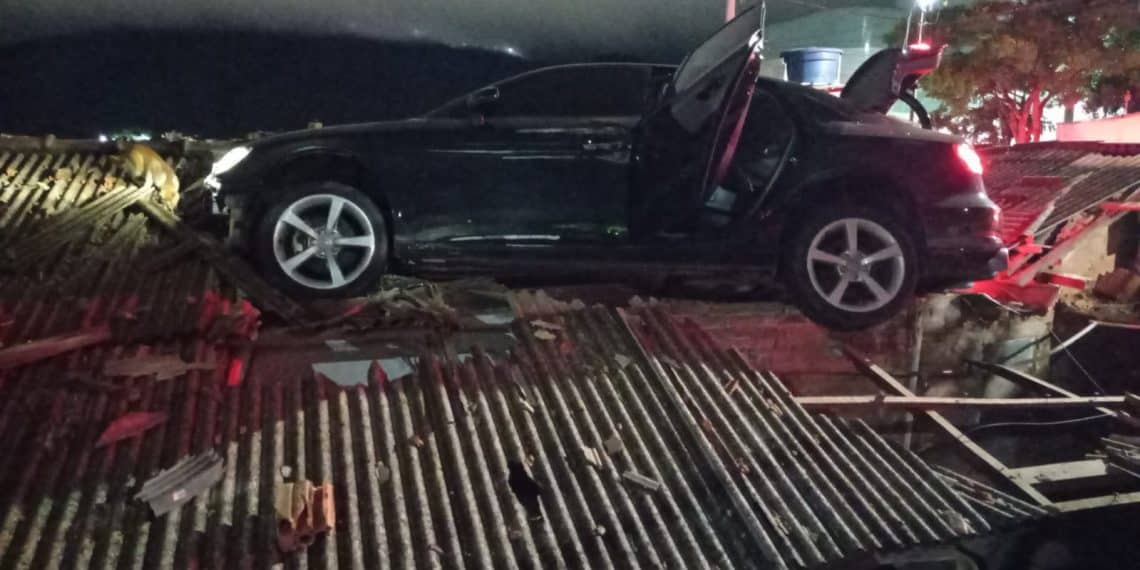 SUSTO| Carro cai em telhado de residência em Poços de Caldas