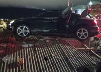 SUSTO| Carro cai em telhado de residência em Poços de Caldas