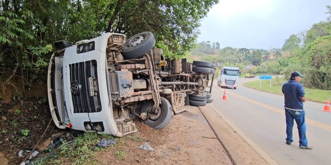 Caminhão carregado com granito tomba após pneu estourar na BR-459