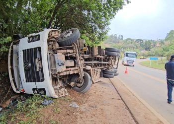 Caminhão carregado com granito tomba após pneu estourar na BR-459