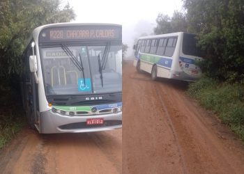 Ônibus de transporte coletivo atola no bairro Morada dos Pássaros