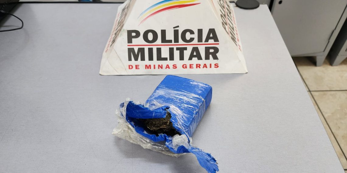 PM encontra drogas e celular furtado em área de mata em Poços de Caldas