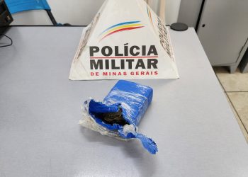 PM encontra drogas e celular furtado em área de mata em Poços de Caldas