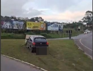Carro é encontrado acidentado e abandonado na Rodovia do Contorno em Poços