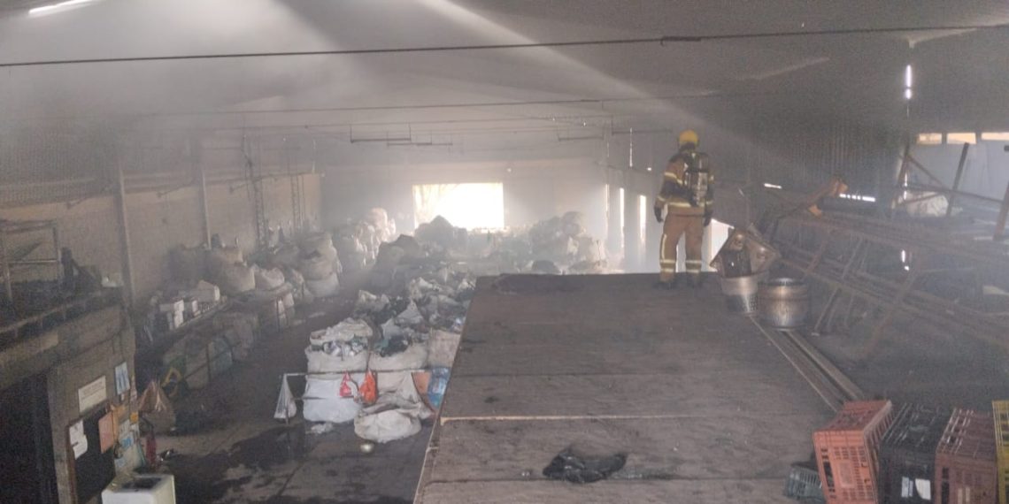 INCÊNDIO EM COOPERATIVA | Almoxarifado e equipamentos foram atingidos em Poços de Caldas